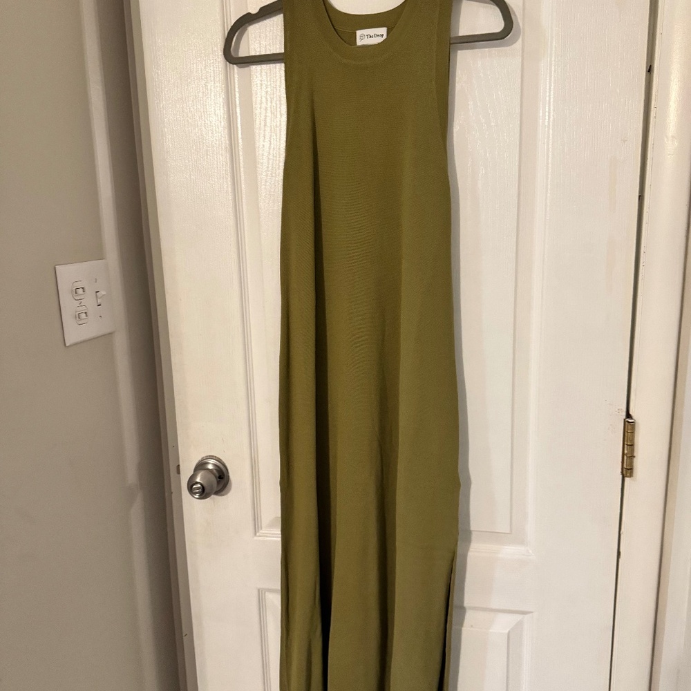 Sleeveless Crewneck Straight Dress • Maxi